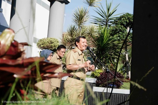 
					Sekda Jabar, Iwa Karniwa sedang memberikan sambutan terkait rotasi jabatan. (FOTO :  Istimewa)