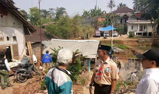 
					Satu rumah warga tidak layak huni kelurahan Nanggeleng, ambruk  pada Rabu (14/8)