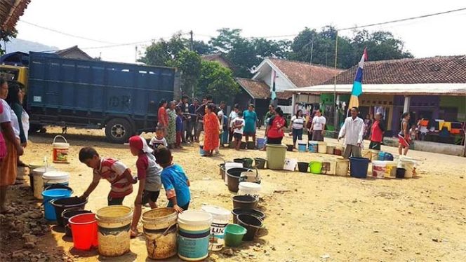 
					Sejumlah warga Bogor rela antri untuk mendapatkan air bersih dimusim kemarau sekarang. (Foto:Istimewa)