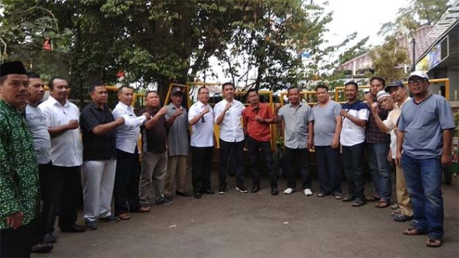 
					Camat Bogor Utara Rahmat Hidayat, menyerahkan gerobak sampah kepada pengurus RW dan RT.