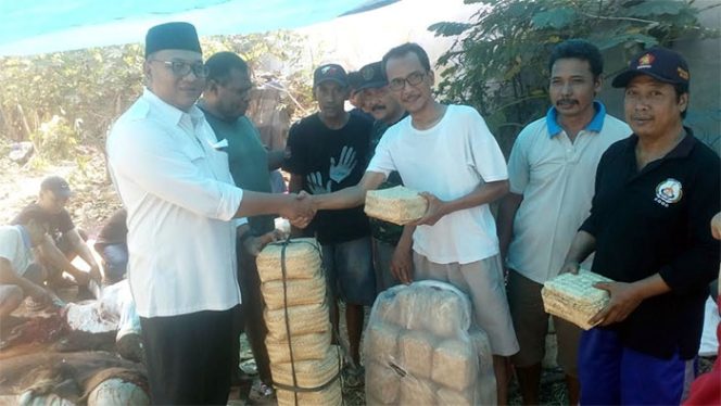 
					 Wakil Wali Kota Depok, Pradi Supriatna saat membagikan besek.