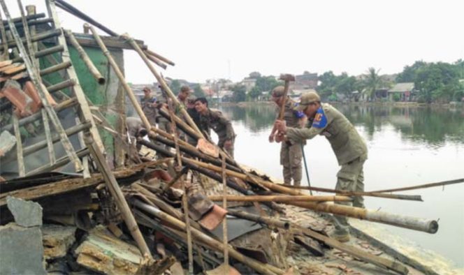 
					Satpol PP Kota Depok melakukan penertiban bangunan liar (bangli) di RW 10 Kelurahan Bojong Pondok Terong.