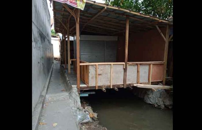 
					Bangunan di atas kali yang diprotes warga karena melanggar Perda 16/2012.