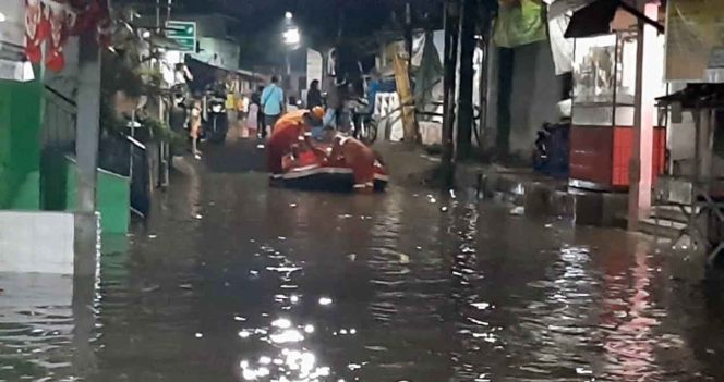 
					Banjir di Jalan Utan Kayu, Kelurahan Citayam Kota Depok.