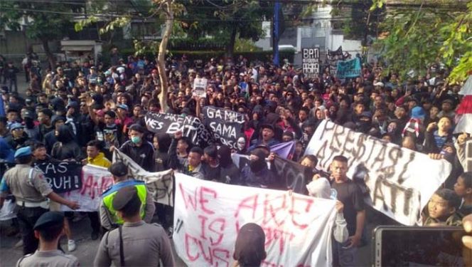 
					Ratusan Bobotoh ontrog kantor Persib Bandung di jalan Sulanjana, Kota Bandung.
