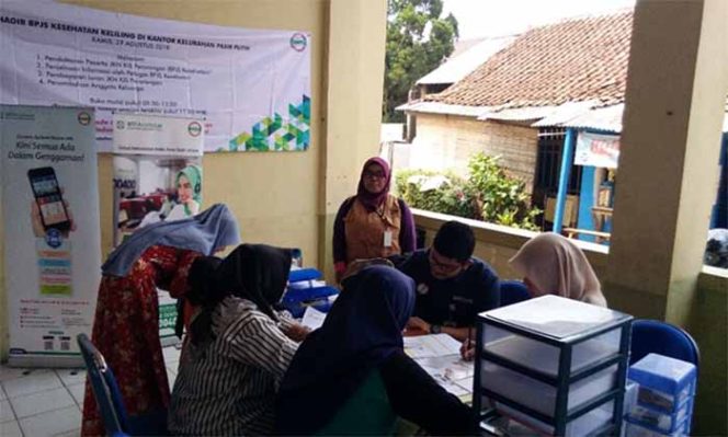 
					Pendaftaran sebagai anggota BPJS Mandiri di aula Kelurahan Pasir Putih.