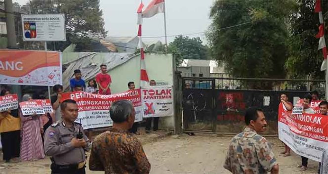 
					Pembangunan Alhambra Apartemen di Jalan Ciheuleut, di demo warga.