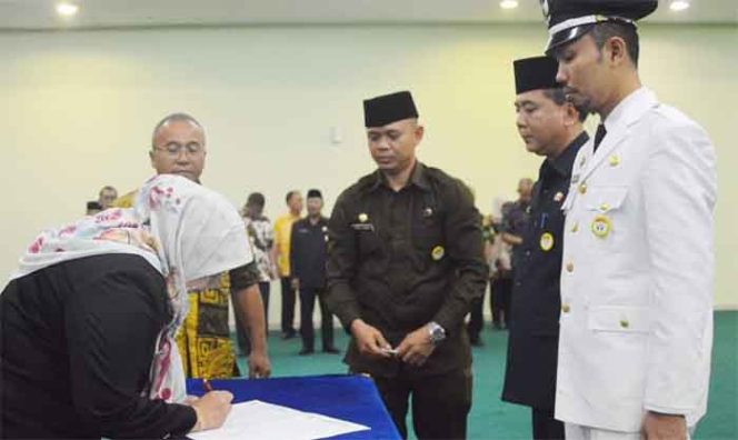 
					Reny Hendrawati kembali melantik dan mengambil sumpah jabatan puluhan pejabat eselon III dan IV di lingkungan Pemerintah Kota (Pemkot) Bekasi.