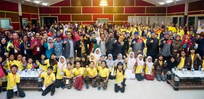 
					Jajaran Dinas Pendidikan foto bersama dengan peserta FLS2N SD/SMP se Jabar. Tampak dalam gambar Kadisdik Jabar, Dewi Sartika.