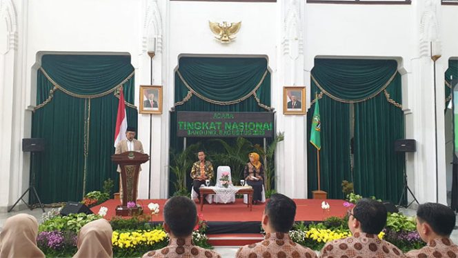 
					Gubernur Jawa Barat, Ridwan Kamil memberikan sambutan kepada guru dan tenaga kependidikan yang akan mengikuti lomba. 