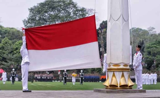 
					Petugas Paskibraka mengibarkan berhasil mengibarkan bendera merah putih.