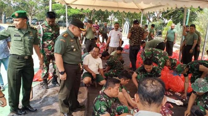 
					Sebanyak 500 bungkus daging kurban didistribusikan Kodim 0509/Kabupaten Bekasi.