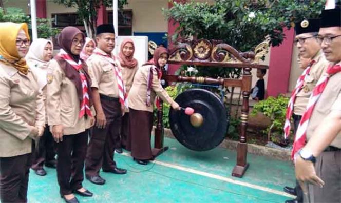 
					Euis Nurhayati memukul gong pada acara lomba Pramuka di SMP dan SMK Islamiyah Serua. 