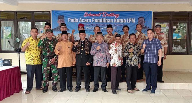 
					Panitia Pemilihan LPM, aparatur pemerintah kecamatan dan kelurahan bersama  ketua LPM terpilih dan rivalnya foto bersama.