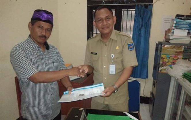 
					Mahrudin (incumbent) menyerahkan persyaratan kepada Dody Iskandar (kanan) selaku Ketua Panitia Pemilihan untuk mengukuti pemilihan ketua LPM periode 2019-2022.