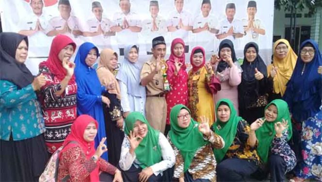 
					Lurah Sawangan Baru, Cucu Suwardi bersama pengurus PKK setelah menerima piala juara pertama lomba baksos.