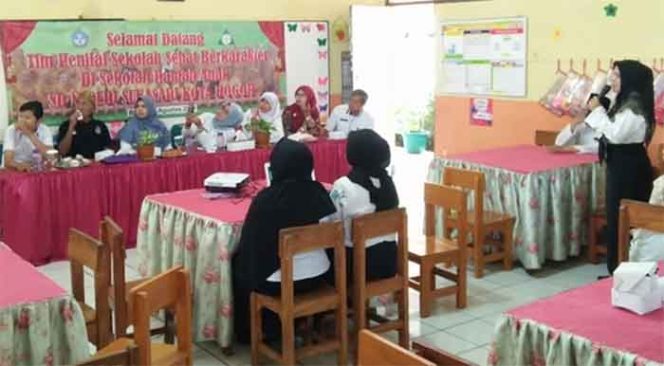 
					Kepala SDN Sukasari, Hj. Sri Sunarti, sedang expose dihadapan tim penilai LSS tingkat Kota Bogor, kemarin.