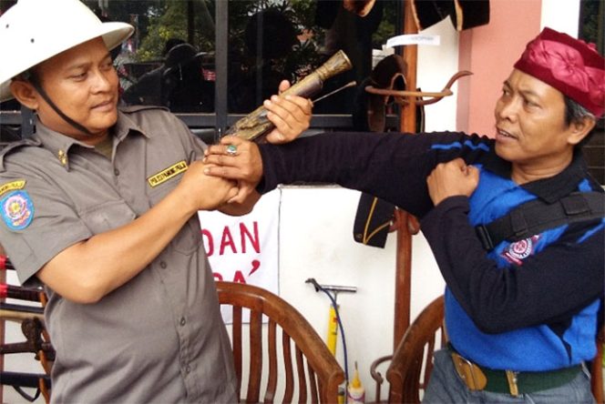 
					Salam (kiri), warga Bojongsari memperagakan seni bela diri.