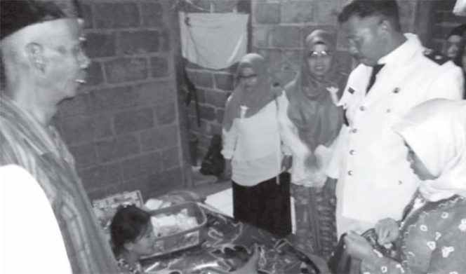 
					Lurah Bedahan, Sudadih sedang menjenguk Eni yang melahirkan anak keempat tanpa bantuan bidan. Kelahiran putranya itu bertepatan HUT ke-74 Kemerdekaan RI. 