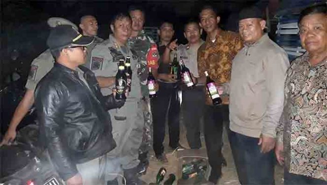 
					Satpol PP Kota Depok menggelar razia minuman beralkohol.