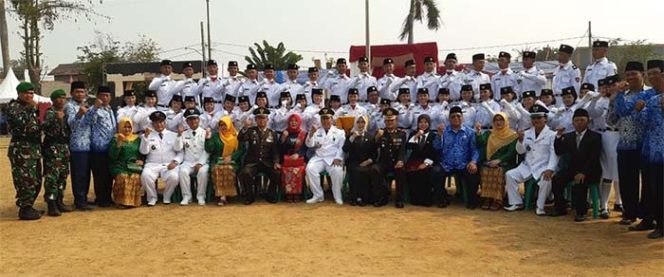 
					Foto bersama selesai melaksanakan upacara di lapangan sepak bola Desa Babelan Kota, Kecamatan Babelan, Bekasi.