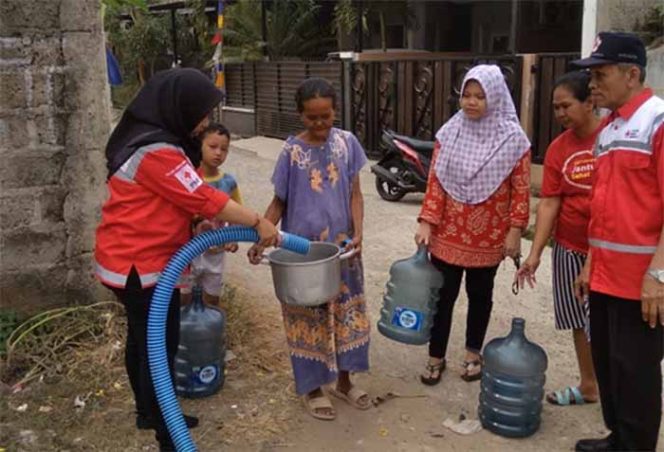 
					Warga Limo sedang antre air bersih bantuan PMI Kota Depok.