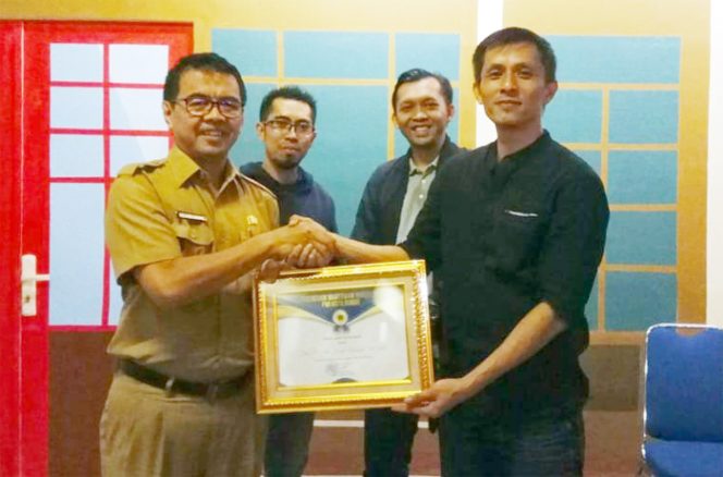 
					PWI Kota Bogor memberi piagam penghargaan kepada Sekretaris Kota (Sekda) Kota Bogor Ade Sarip Hidayat.