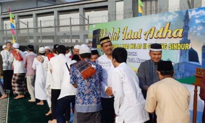 
					800 Napi menyaksikan pemotongan hewan kurban sebanyak 5 ekor sapi dan 8 ekor kambing.