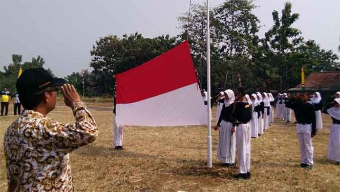 
					Umar, pembina upacara yang juga staf Kelurahan Pasir Putih memberi  hormat kepada bendera merah putih dalam sesi latihan akhir pada Kamis (15/8).