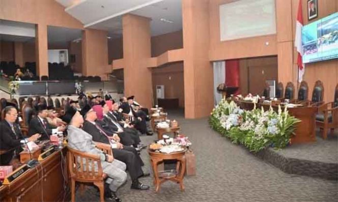 
					Pidato kenegaraan yang disampaikan Presiden RI, Bupati Dan Ketua Dewan Mengikuti Melalui TV