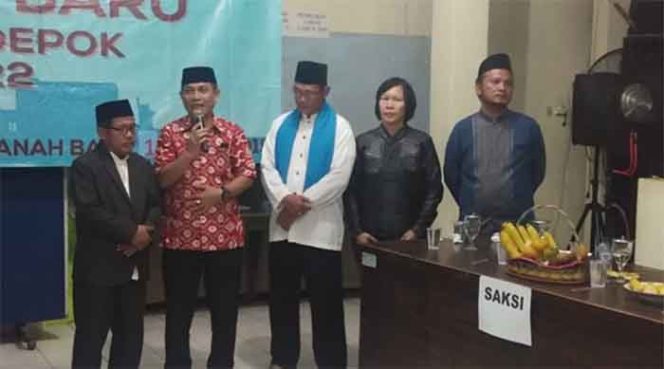 
					Abdullah (kiri) kembali jadi Ketua LPM Tanah Baru.