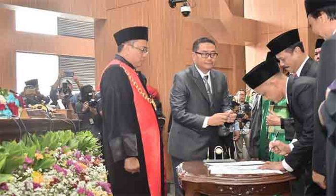 
					Sebanyak 55 anggota Dewan Perwakilan Rakyat Daerah (DPRD) Kabupaten Bogor yang terpilih dalam Pemilu Legislatif 2019 resmi dilantik.