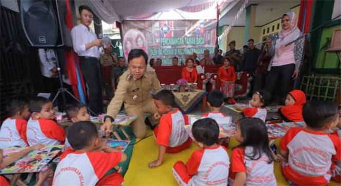 
					Wali Kota Bogor, Bima Arya sedang dialog kepada peserta didik saat peresmian Taman Baca Kenanga.