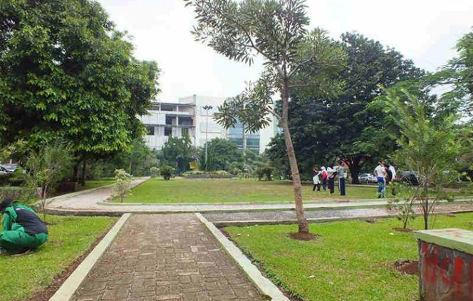 
					Revitalisasi taman-taman kecil yang di fokuskan pada empat lokasi. 