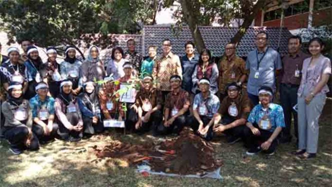 
					Penanaman tumbuhan langka yang dilakukan mahasiswa dan Dekan FIB Universitas Indonesia.