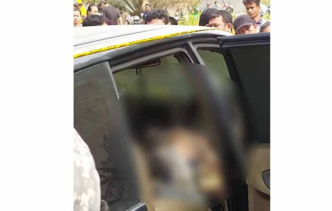 
					Seorang mayat ditemukan di dalam mobilnya dalam keadaan menggenaskan.