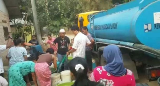 
					Pemdes Beserta Karang Taruna Salurkan Bantuan
