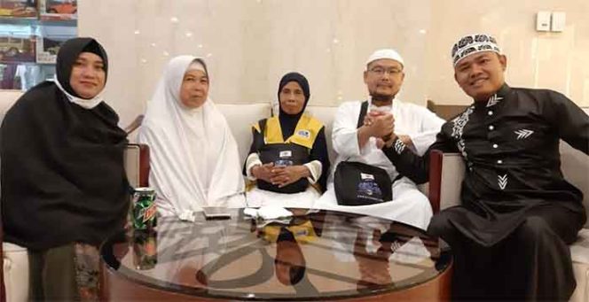 
					Pria Hongkong yang menjadi majikan Hj. Ruminah ini bernama Lam Bo Man dan tiga saudaranya yang masih satu keluarga yaitu Lam Siu Yin, Lam Wai Man, dan Yuen Yak Chun tertarik masuk Islam dan sudah bersyahadat