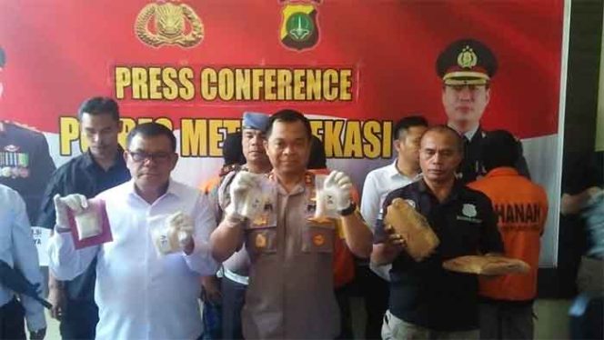 
					Satuan Reserse Narkoba Polres Metro Bekasi membekuk N alias H (35) dan P alias I (47) terduga pengedar narkoba jenis sabu dan ganja.