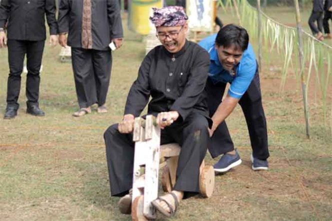 
					Sekdakot Bogor, Ade Sarip Hidayat sedang melakukan salahsatu permainan tradisional Jabar.
