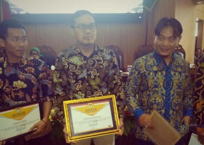 
					Harian Sederhana mendapatkan penghargaan sebagai media yang ikut berkontribusi dalam Pemilu 2019