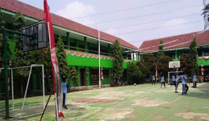 
					Siswa SMPN 18 Depok tengah melakukan aktifitas olahraga.