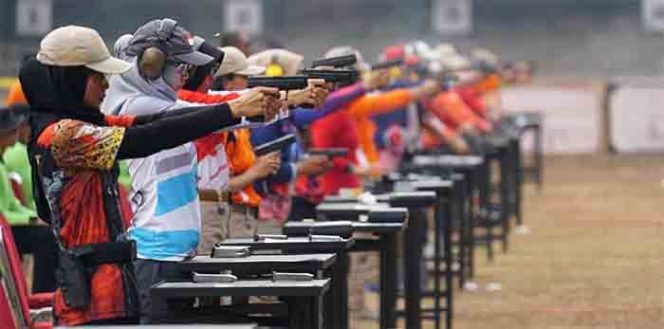 
					Sejumlah Polwan saat mengikuti  kejuaraan menembak memperebutkan Piala Ibu Asuh Polwan 2019  di lapangan tembak Hoegeng Imam Santoso di Mako Brimob Kelapa Dua, Cimanggis, Depok.