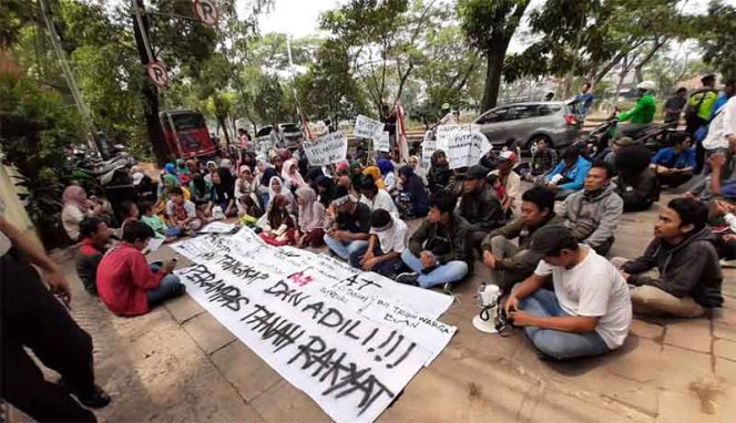 
					Ratusan warga Kampung Pilar yang tergabung dalam Forum Warga Pilar Tertindas (FOWAPTI) menggeruduk kantor Komnas HAM.