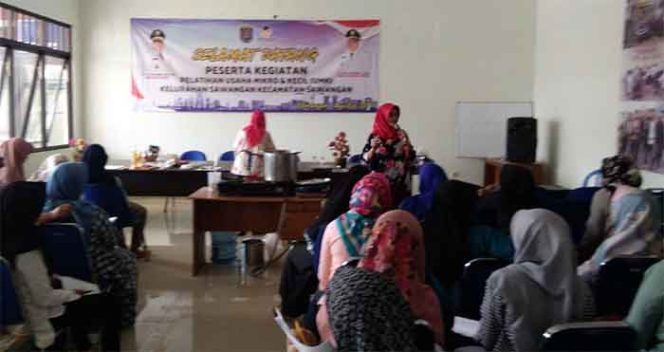 
					Suasana praktik pembuatan makanan olahan di Kelurahan Sawangan.