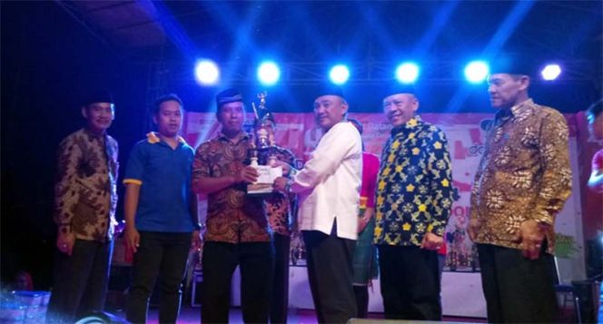 
					Wali Kota Depok, Mohammad Idris menyerahkan piala kepada tim bola voli peraih juara pertama di Kompetisi Lurah Cup 1, Kelurahan Cinangka, Kecamatan Sawangan.