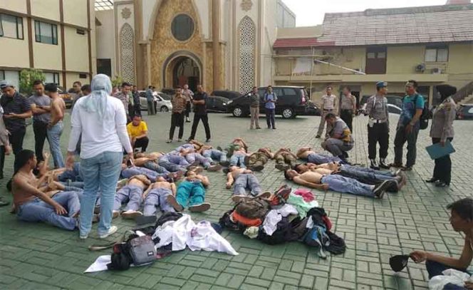 
					Sejumlah pe;ajar yang menjadi tersangka penyerangan terhadap mobil dinas Kasatlantas Polresta Bogor Kota.