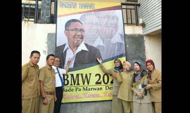 
					Sejumlah orang berpakain gading diduga ASN dalam fose fotonya yang dilatar belakangi foster Marwan Hamami.