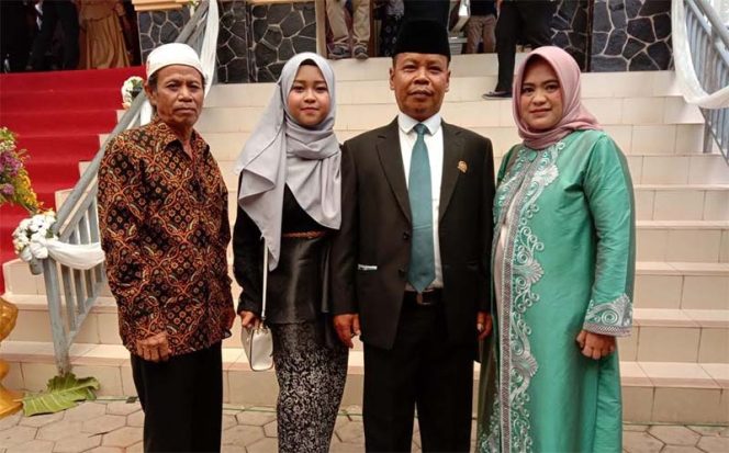 
					Abdul Hamid (berjas hitam) merupakan salah satu dari 50 anggota DPRD Kota Depok periode 2019-2024 yang terpilih dalam pelaksanaan Pemilihan Legislatif (Pileg) pada 17 April 2019.