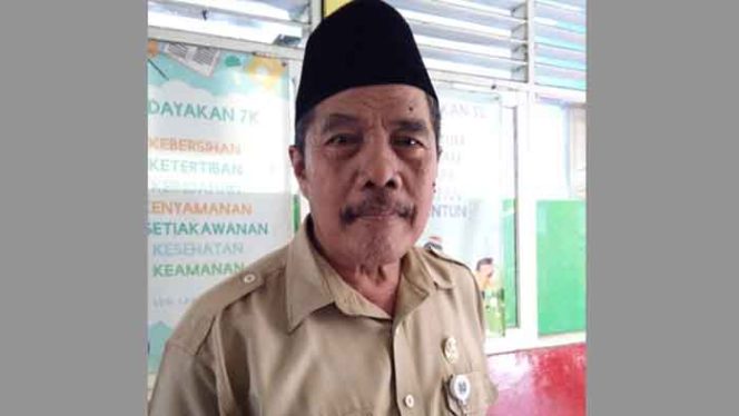 
					Adung Suparman, Kepala SDN 